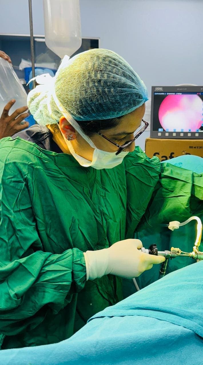 Dr. Shachi Singh performing a laparoscopic gynecological procedure in the operating room at Prakash Hospital