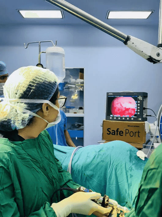 Surgical team coordinating effectively during a laparoscopic intervention