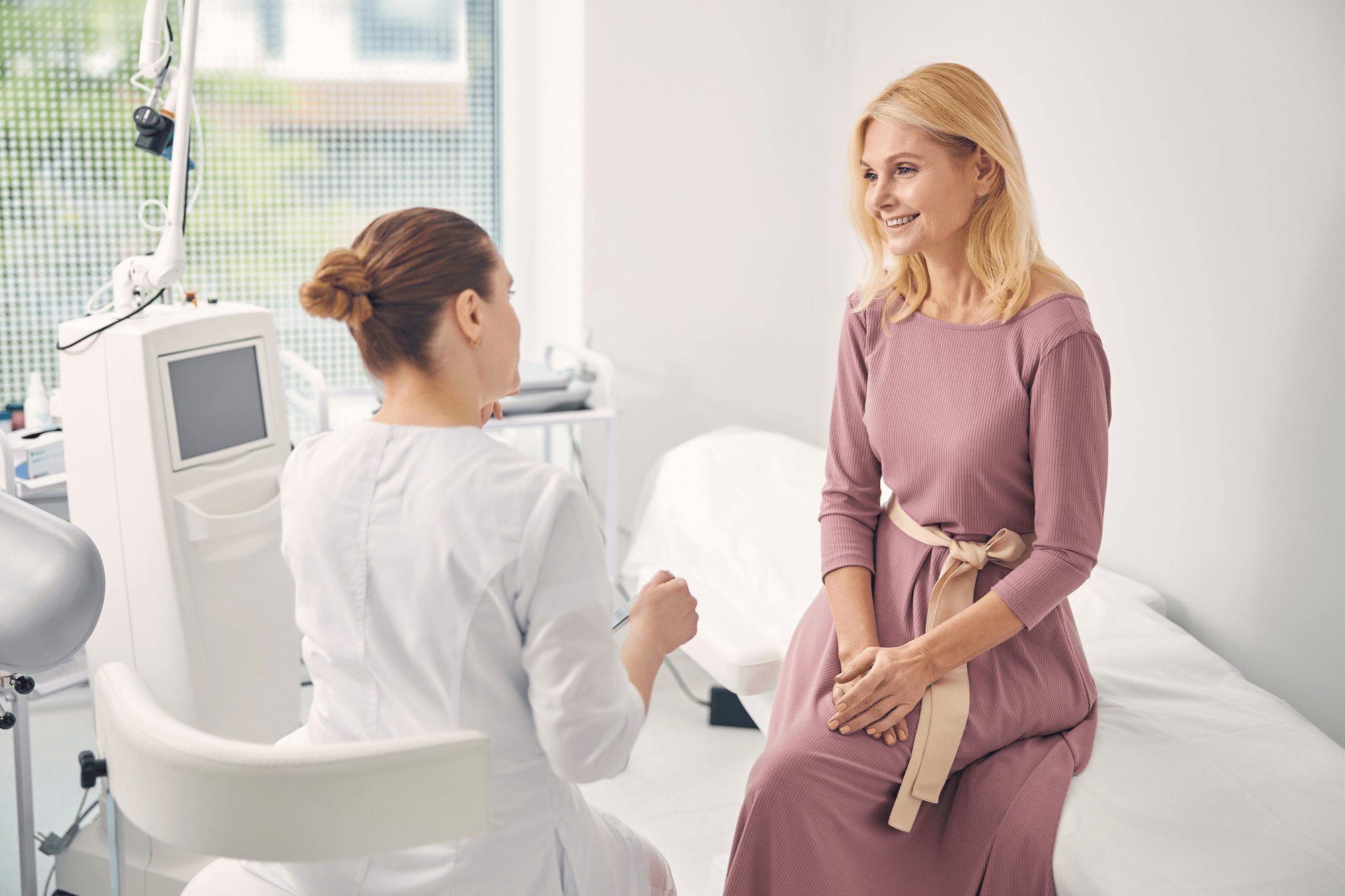 Consultation for a labiaplasty in a pleasant and well-lit clinic setting