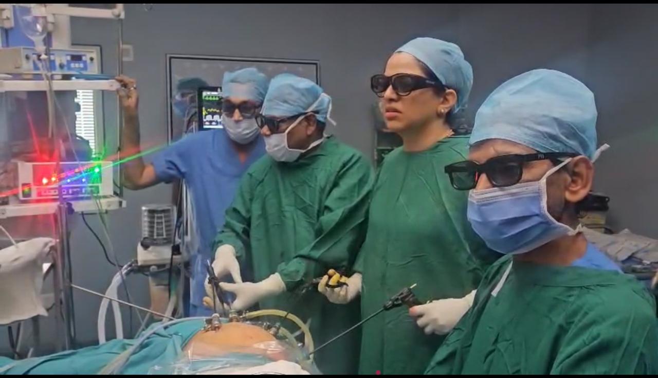 Dr. Shachi Singh and surgical team performing 3D laparoscopic surgery with specialized glasses at Prakash Hospital