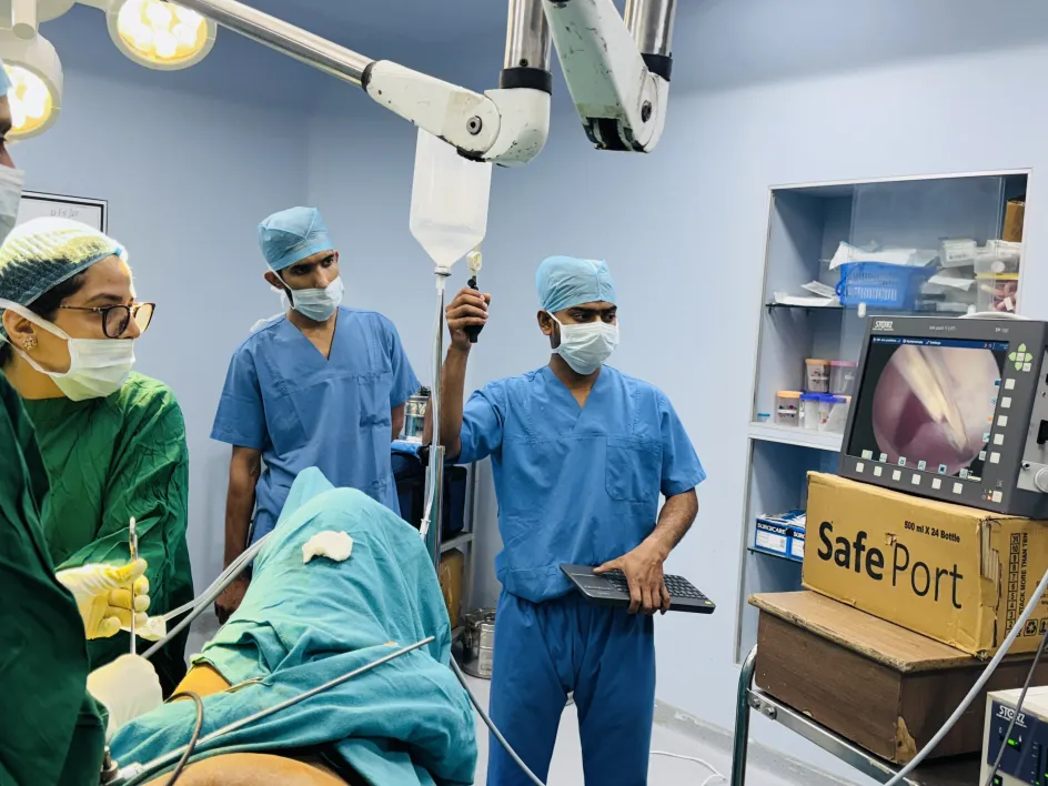 Dr. Shachi Singh performing a complex laparoscopic surgery with her team at Prakash Hospital Noida