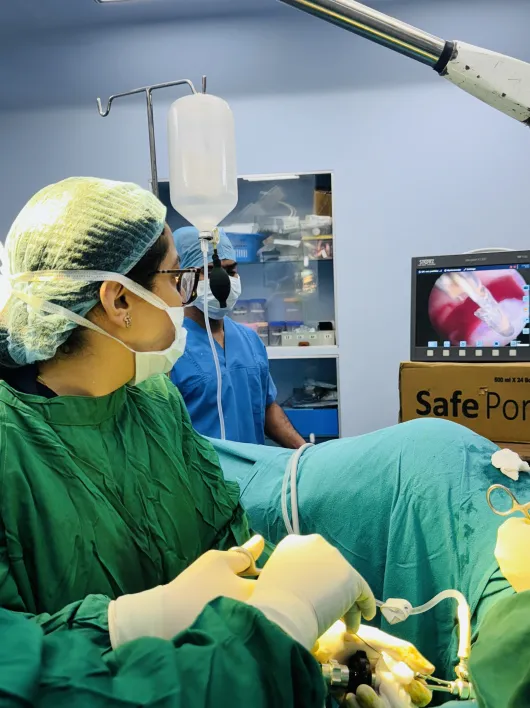 Advanced surgical monitor showing real-time laparoscopic views during a gynecological procedure